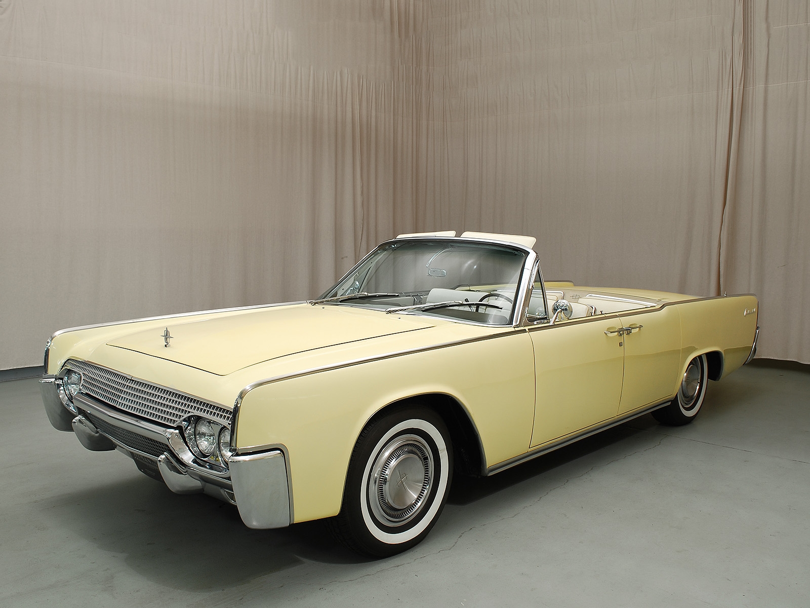Photo of a 1967 Lincoln Continental