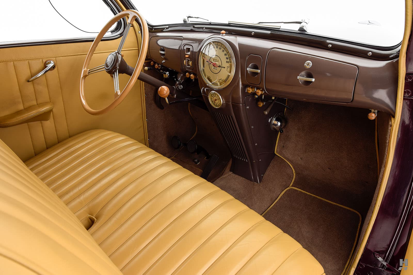 Photo of a 1939 Lincoln Zephyr