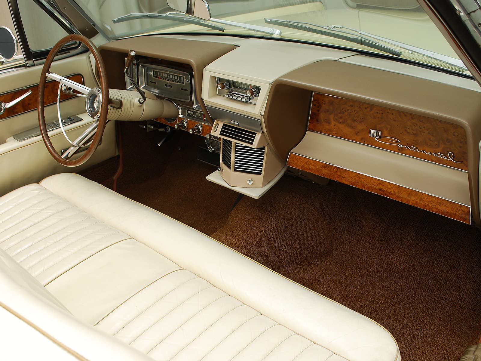 Photo of a 1965 Lincoln Continental
